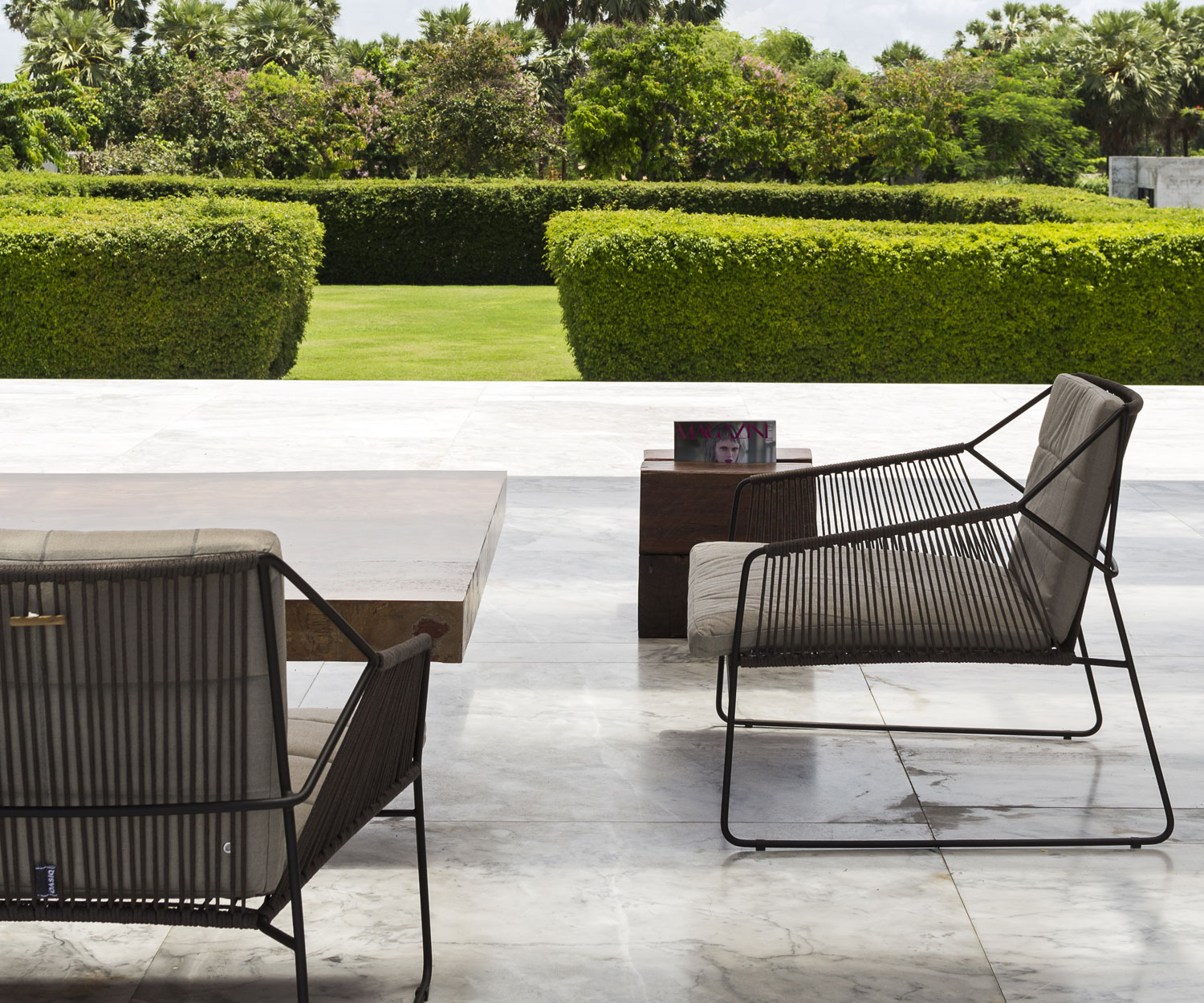 Oasiq Sandur Schnur Design Sessel auf der Gartenterrasse in Dunkelgrau Anthrazit