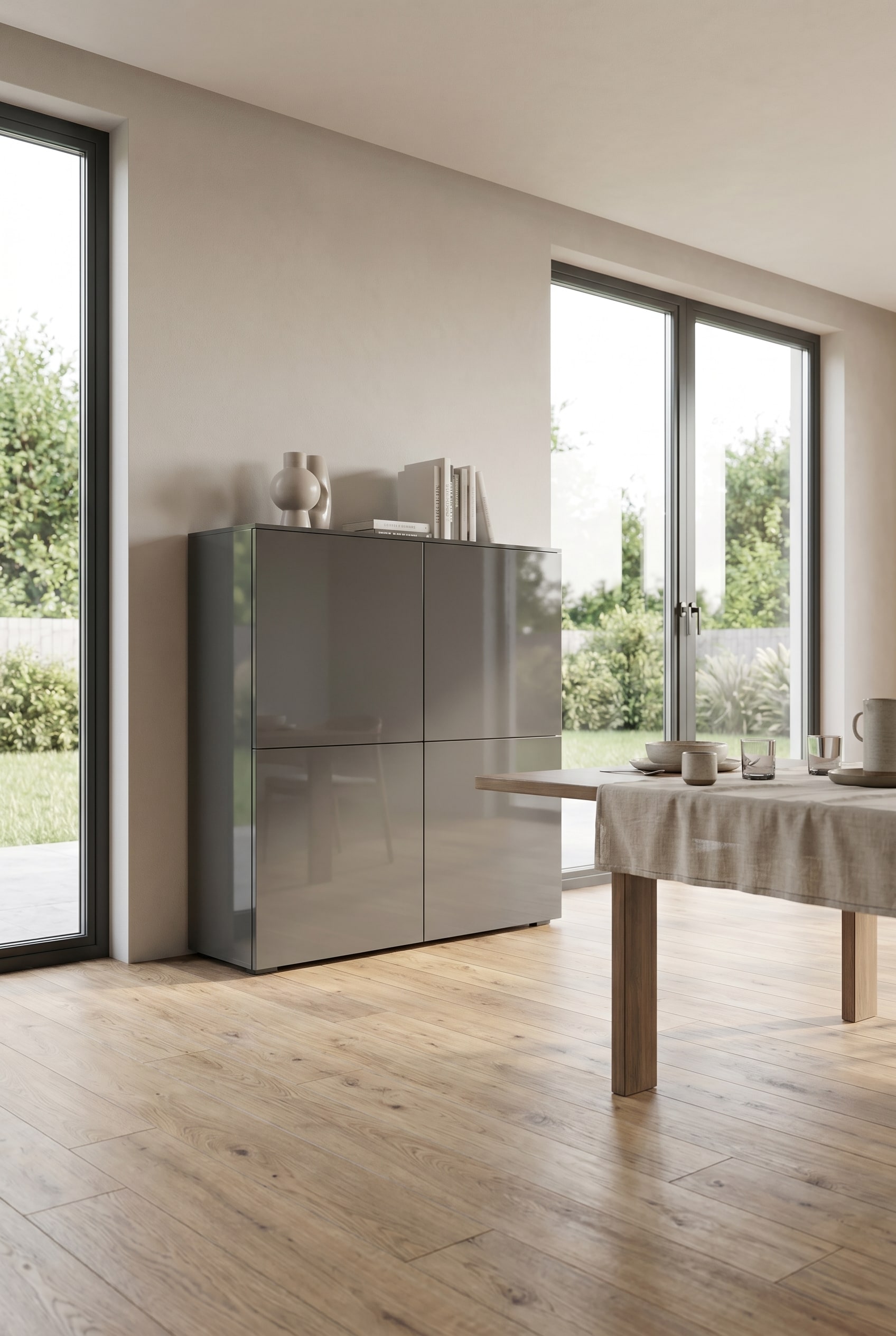 Schwebend wirkendes Stauraummöbel mit perfekten Proportionen im Esszimmer Schwebend wirkendes Stauraummöbel mit perfekten Proportionen im Esszimmer