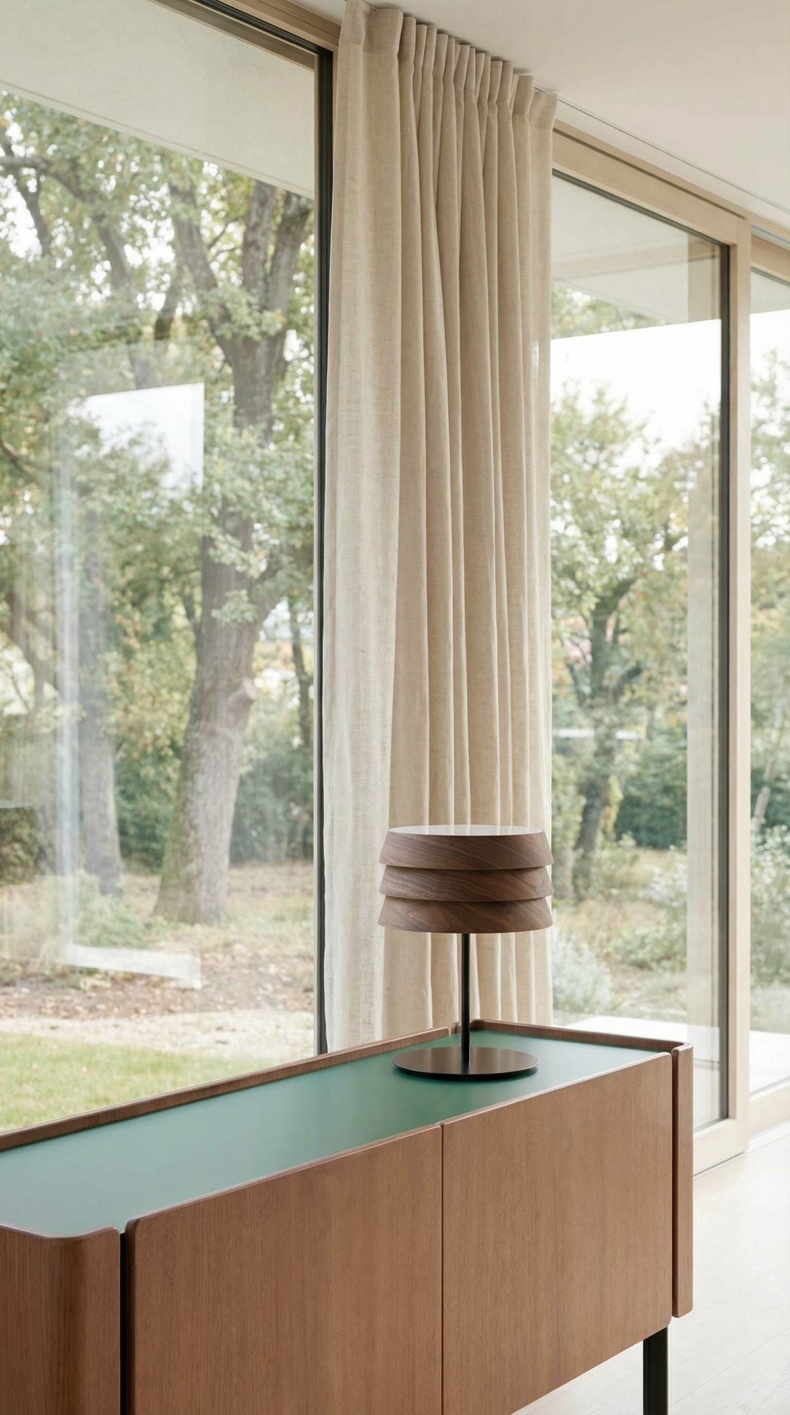 Punt Sussex Leuchte mit Holzlamellen auf einem modernen Sideboard.