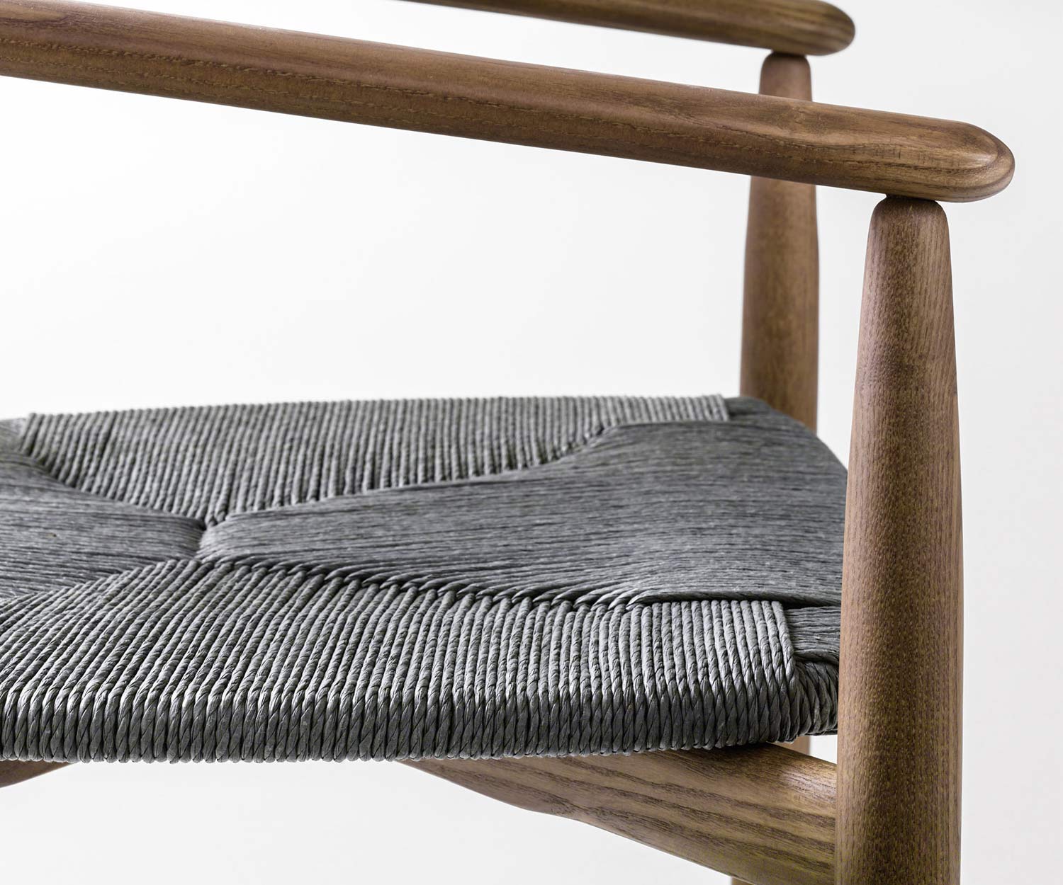 Novamobili Stuhl Rose Nussbaum Sitz aus Strohgeflecht Graphit Detail