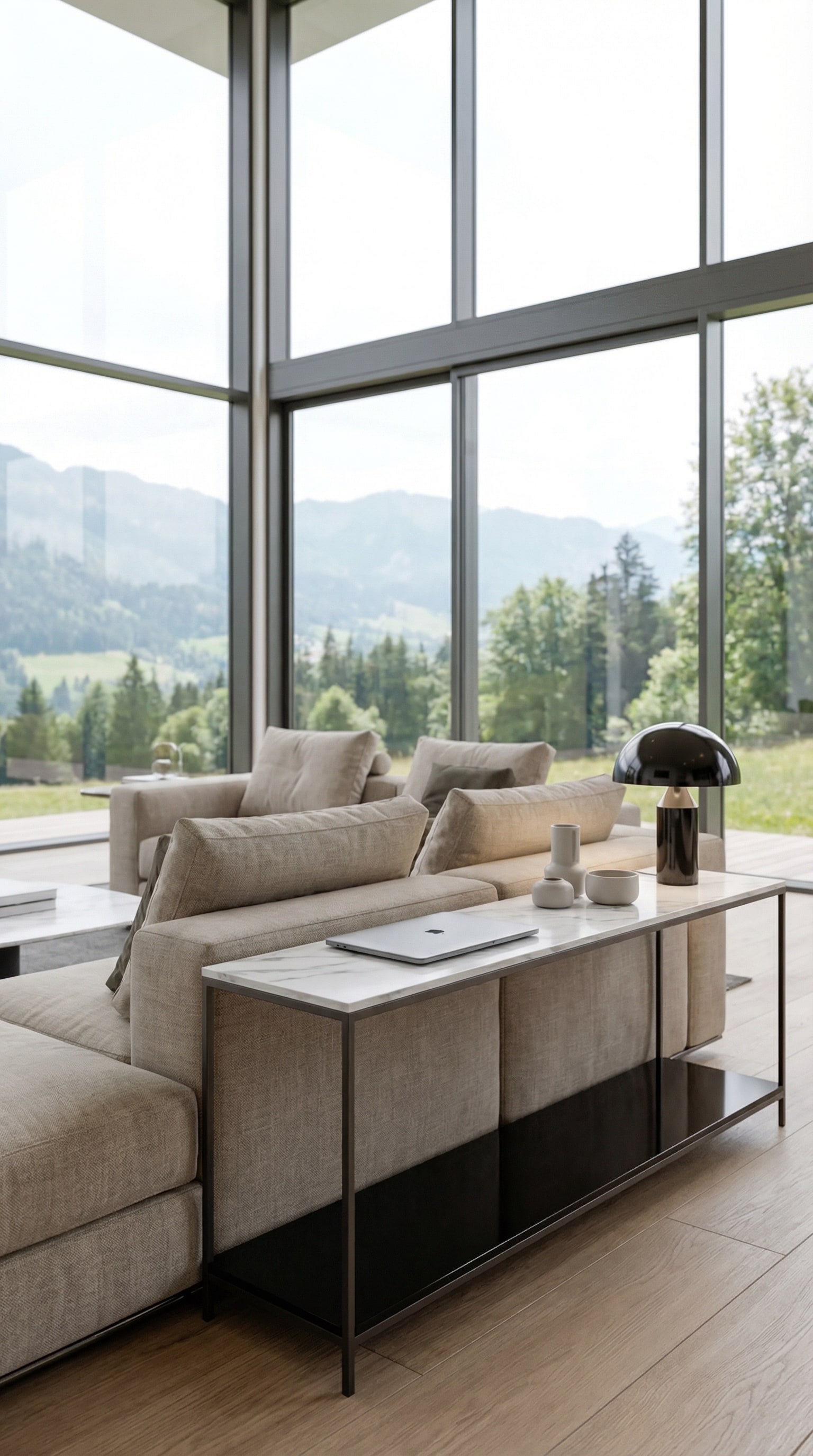 Die flache Marelli Konsole Frame platziert hinter einem freistehenden Designer-Sofa in einem hellen Wohnbereich. Die flache Marelli Konsole Frame platziert hinter einem freistehenden Designer-Sofa in einem hellen Wohnbereich.
