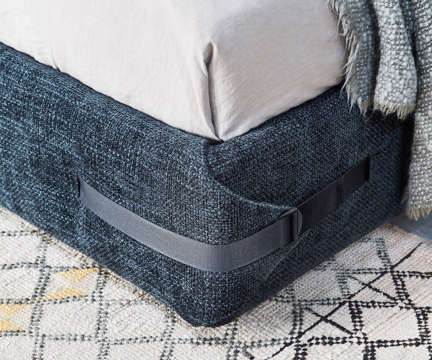 Modernes Novamobili Bett Tape mit Bändern um den Rahmen