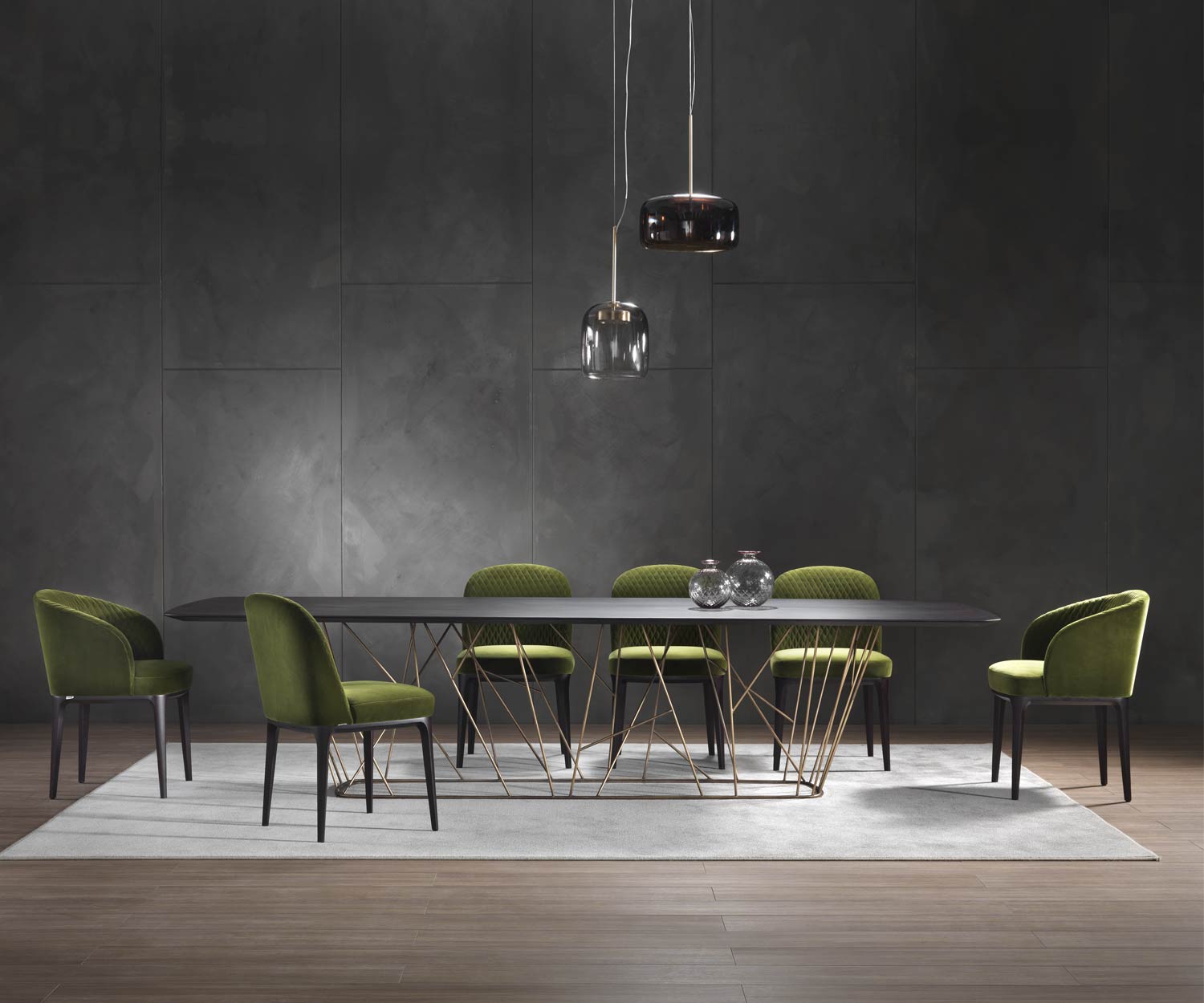 Design Esstisch dunkel gebeizte Eiche vor dunklem Hintergrund bei Licht fotografiert