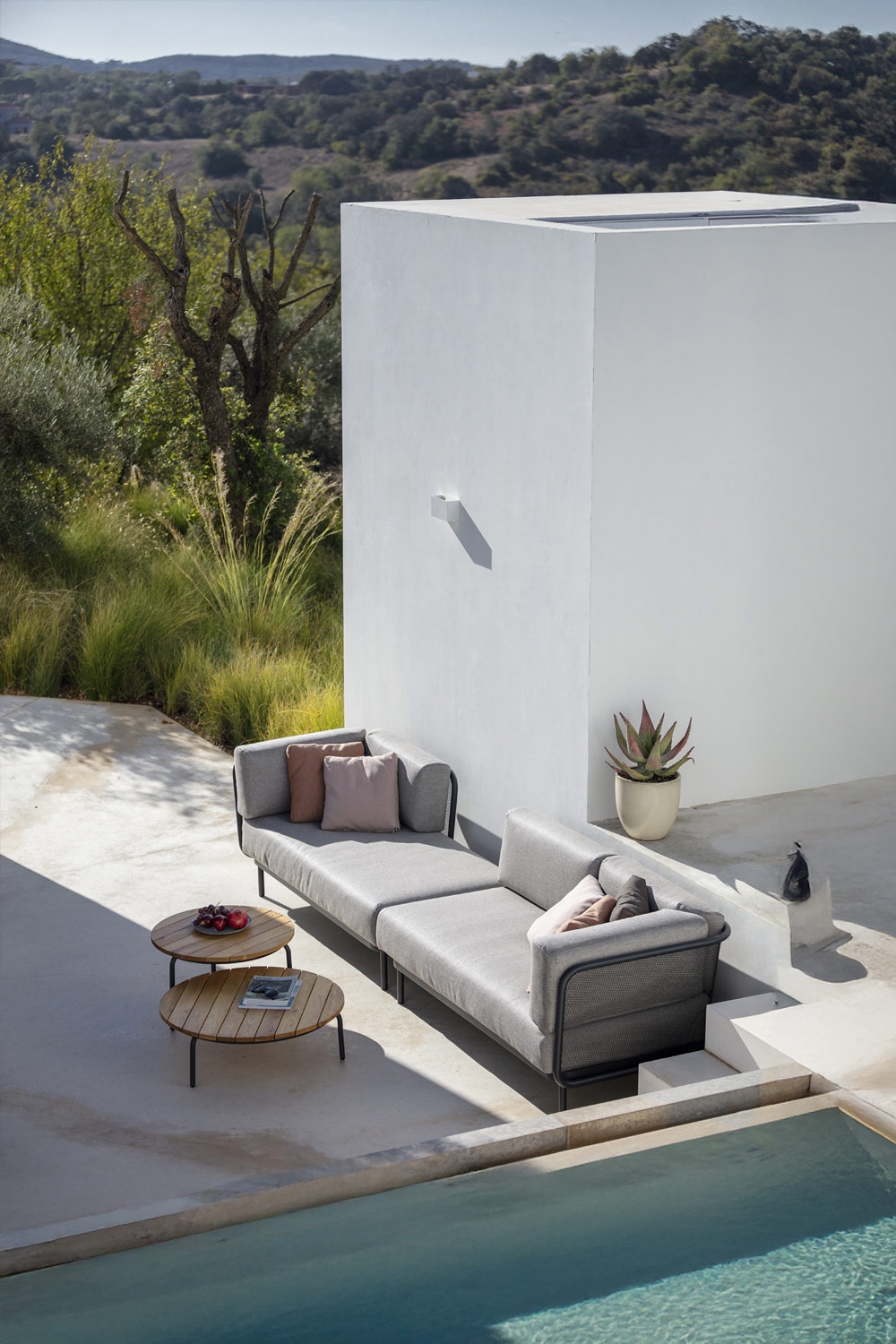 grosses-lounge-sofa-mit-vielen-zierkissen-und-zwei-beistelltischen