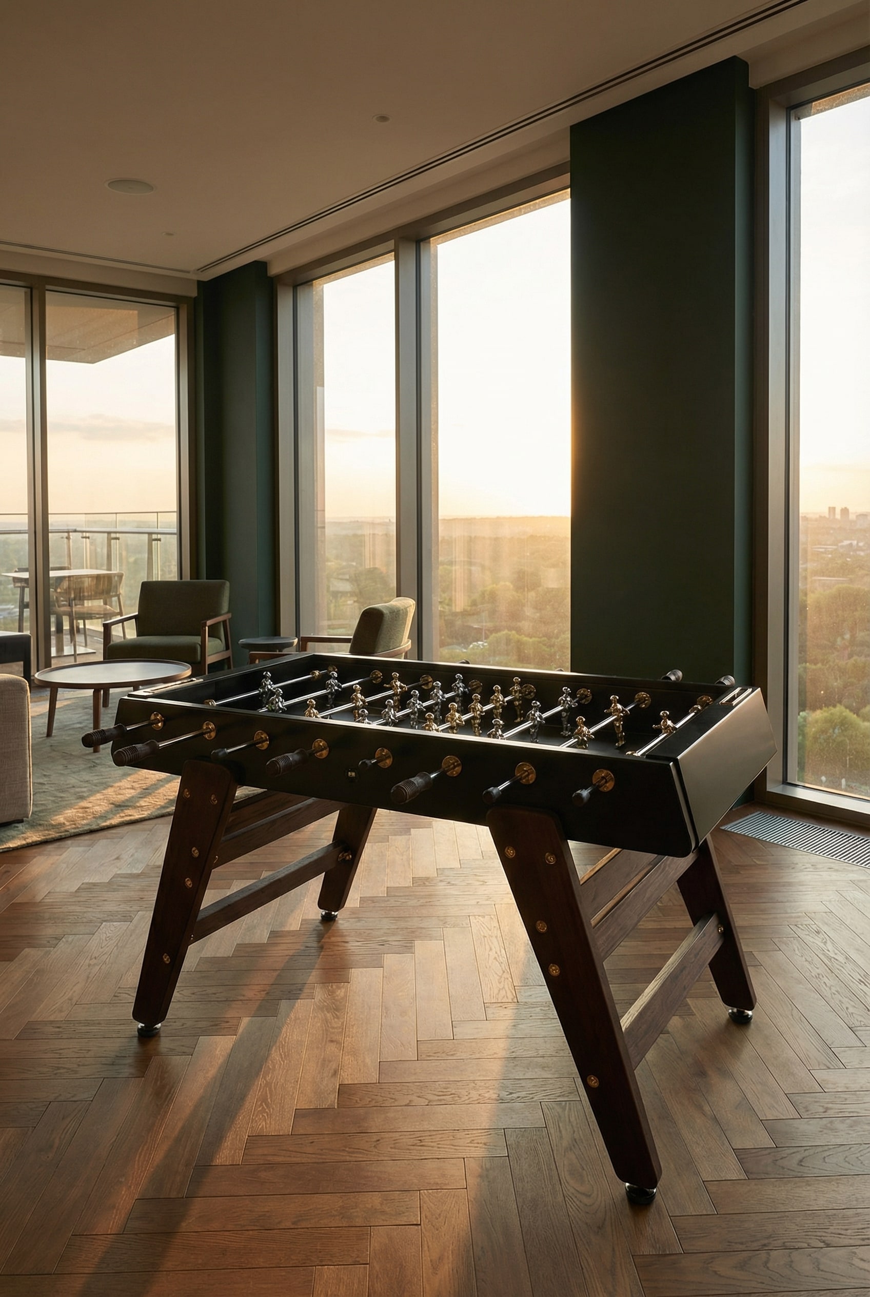 Luxuri&ouml;ser Tischkicker mit Goldakzenten in einer eleganten Lounge mit tiefblauen W&auml;nden und weichem Abendlicht.