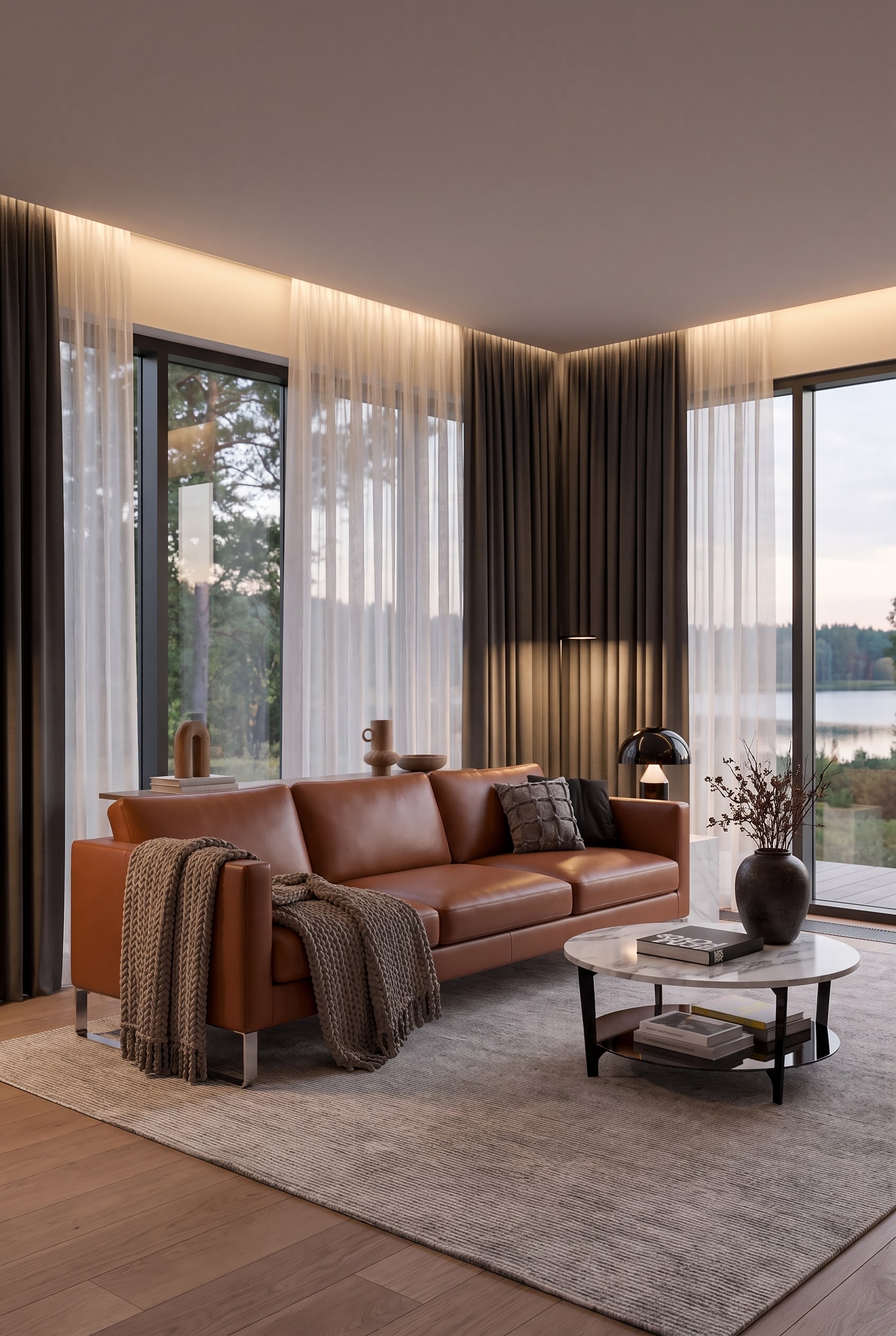 Wohnzimmer mit einem eleganten Ledersofa in Cognacbraun, klaren Linien und einer aufger&auml;umten, gem&uuml;tlichen Atmosph&auml;re