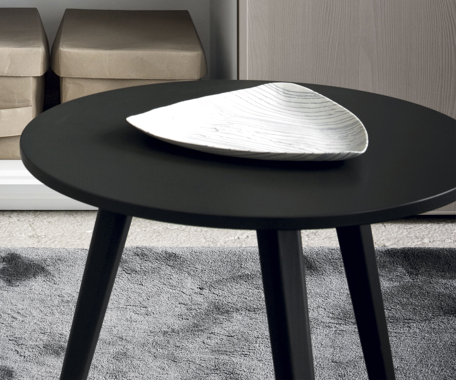 Dreibeiniger Beistelltisch Trio von Novamobili in Schwarz Matt lackiert Wohnzimmer Dreibeiniger Beistelltisch Trio von Novamobili in Schwarz Matt lackiert Wohnzimmer