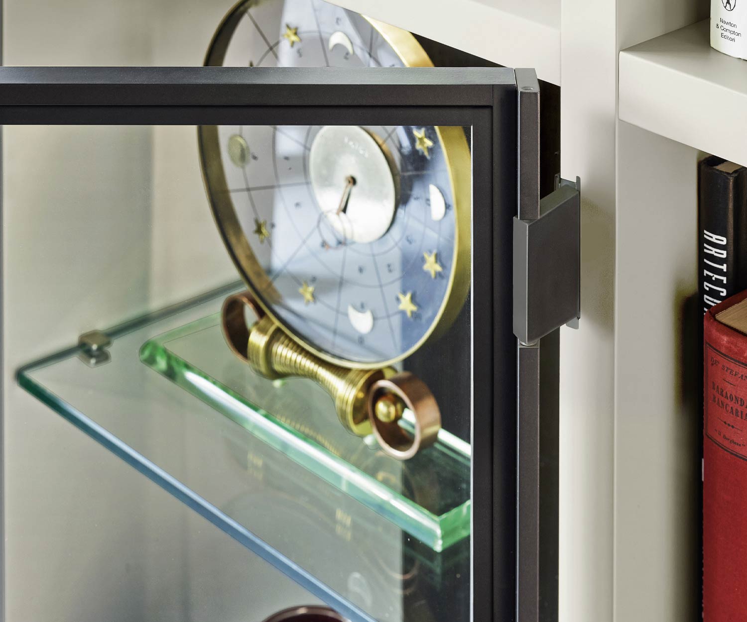 Design Bücherregal mit Leiter und Glasvitrine und 180° Scharniere