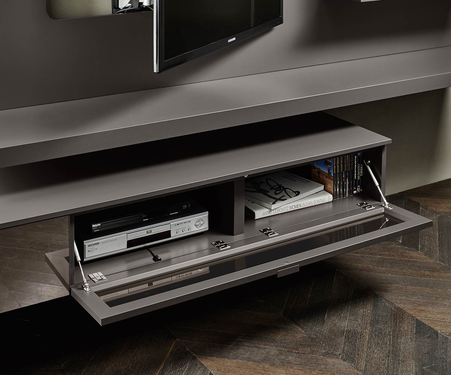 Hochwertige Livitalia Design Wohnwand C54 im Detail mit Infrarot Klapptür
