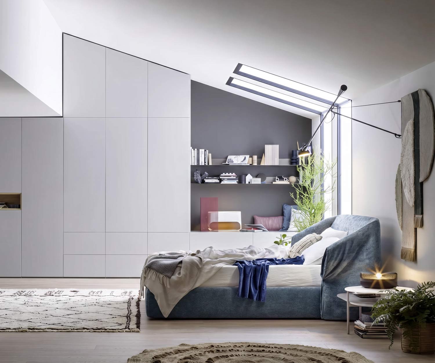 Exklusives Novamobili Polsterbett Hide grauer Stoffbezug im Schlafzimmer Exklusives Novamobili Polsterbett Hide grauer Stoffbezug im Schlafzimmer