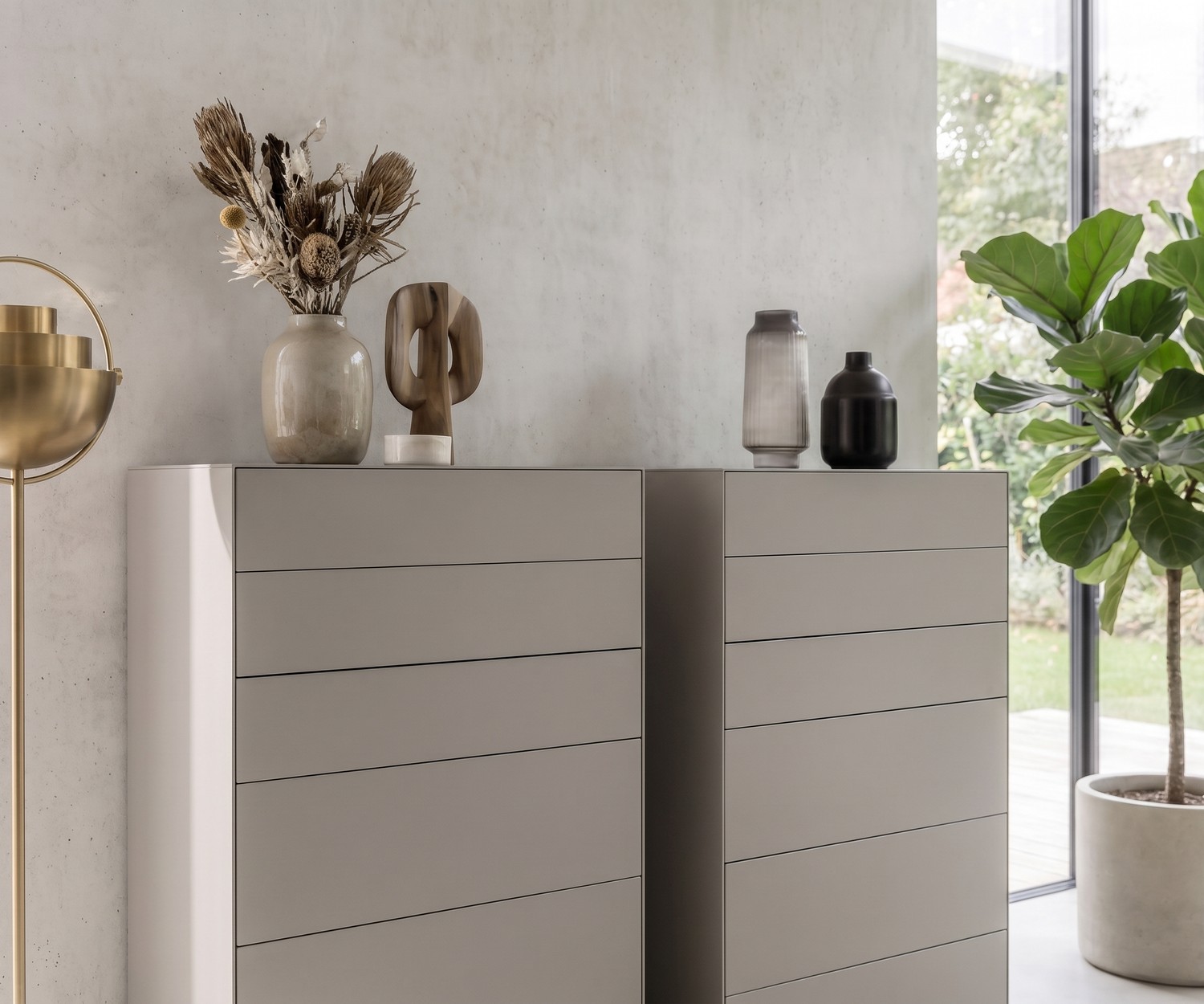 Livitalia Ecletto Hochkommode im Schlafzimmer, hellgraue Design-Kommode mit grifflosen Schubladen für viel Stauraum.