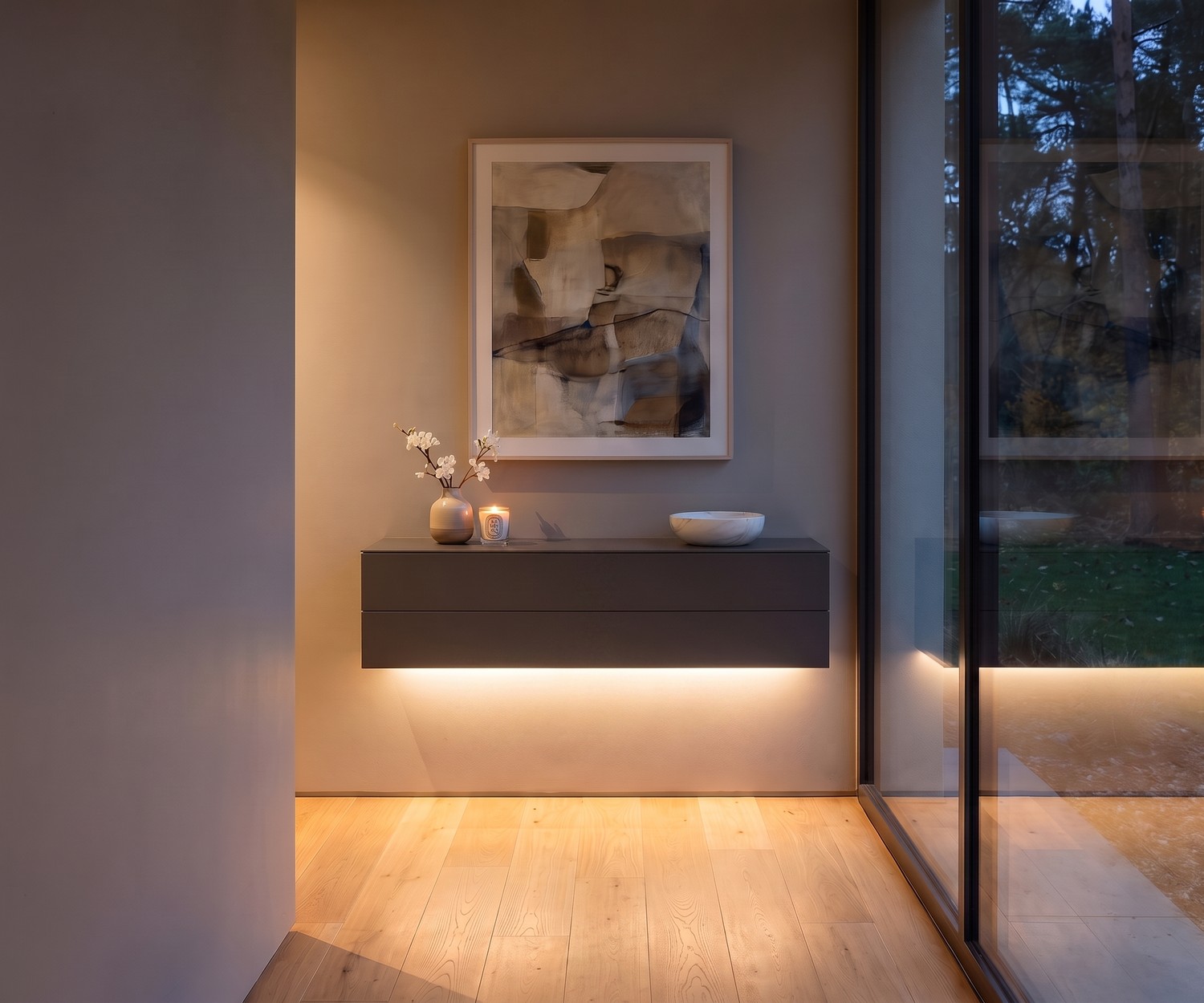 Novamobili Easy Hängekommode mit 2 Schubladen Novamobili Easy Hängekommode mit 2 Schubladen im Flur unter einem runden Spiegel mit moderner Tischlampe und Deko.