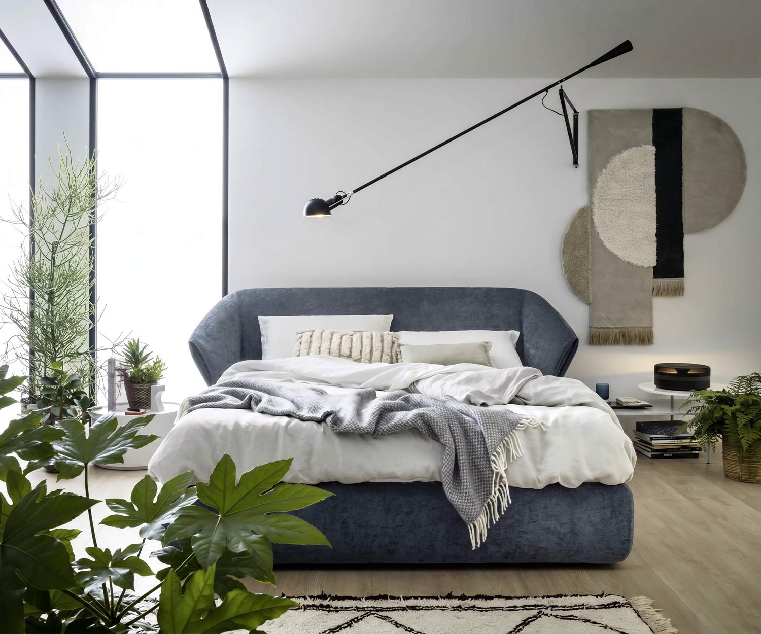 Exklusives Novamobili Polsterbett Hide grauer Stoffbezug im Schlafzimmer Exklusives Novamobili Polsterbett Hide grauer Stoffbezug im Schlafzimmer