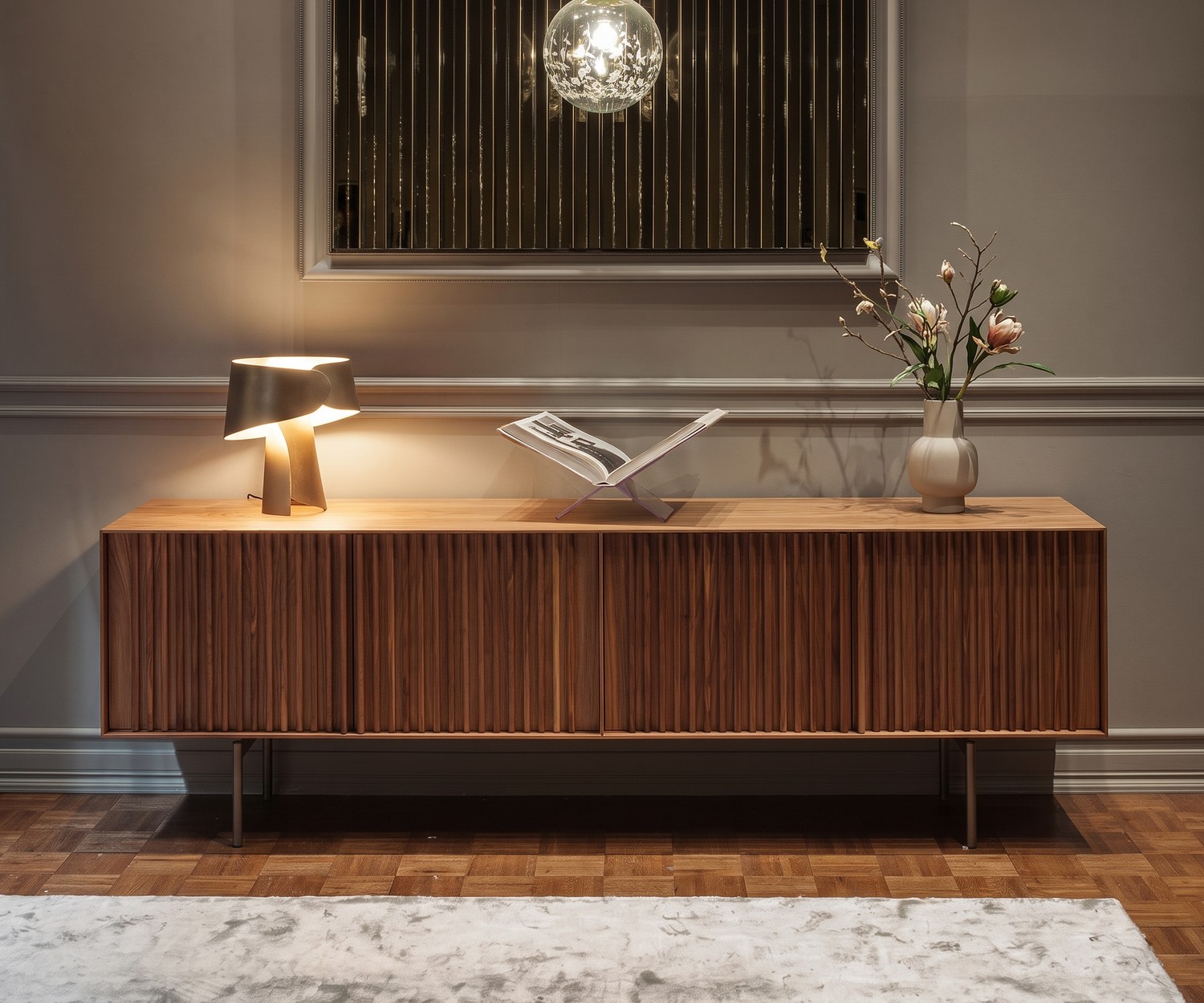 Exklusives Wohnzimmer Design Sideboard auf Füßen in Walnuss mit Lamellentüren Exklusives Wohnzimmer Design Sideboard auf Füßen in Walnuss mit Lamellentüren