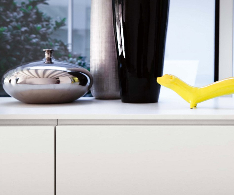 Novamobili Design Sideboard Schatten 4 Detail Abdeckplatte mit Dekoartikeln
