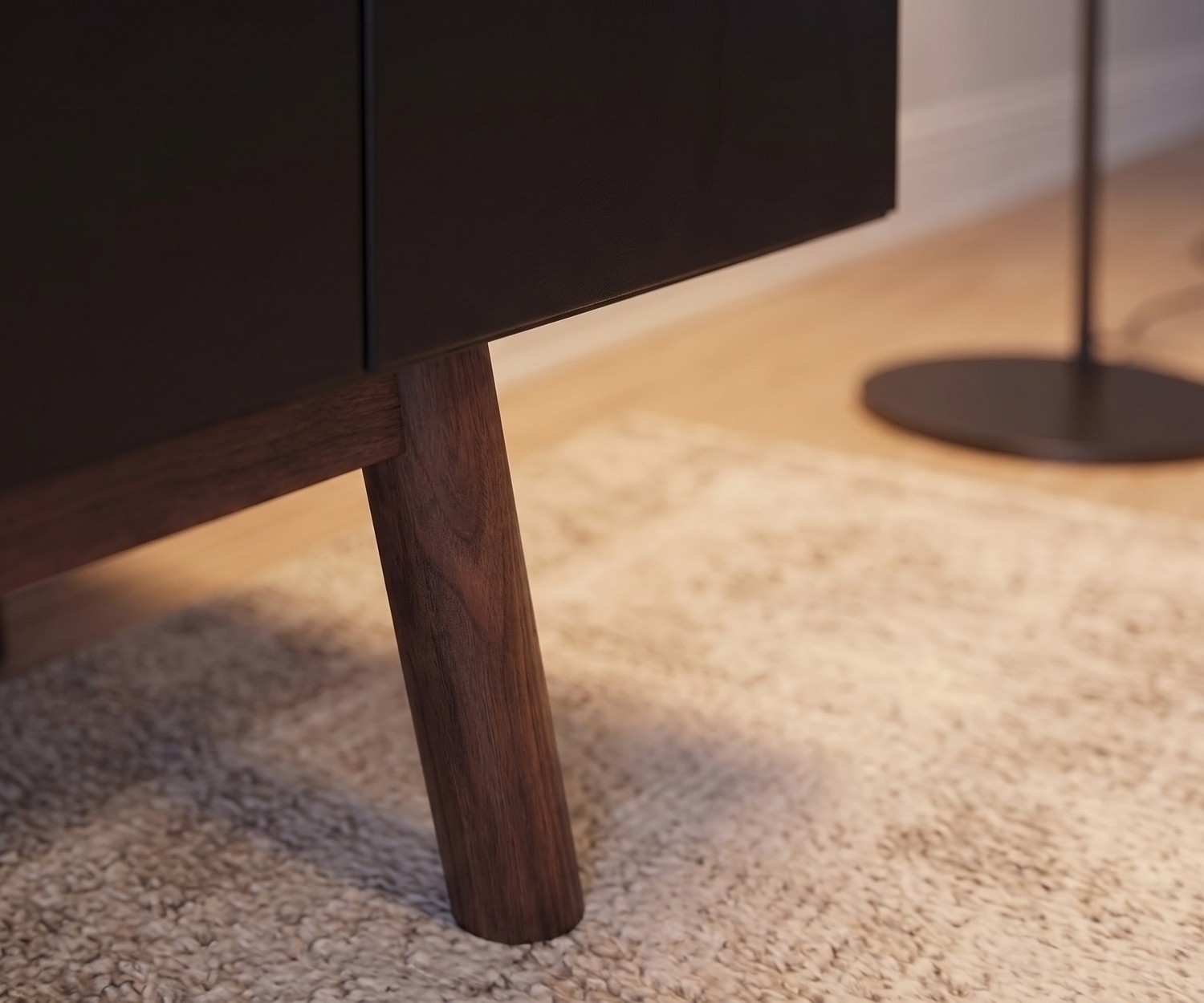 TV Lowboard MOS-I-KO 005 B fürs Wohnzimmer: Detail der edlen Massivholzbeine und der matten dunklen Oberfläche im Retro-Stil.