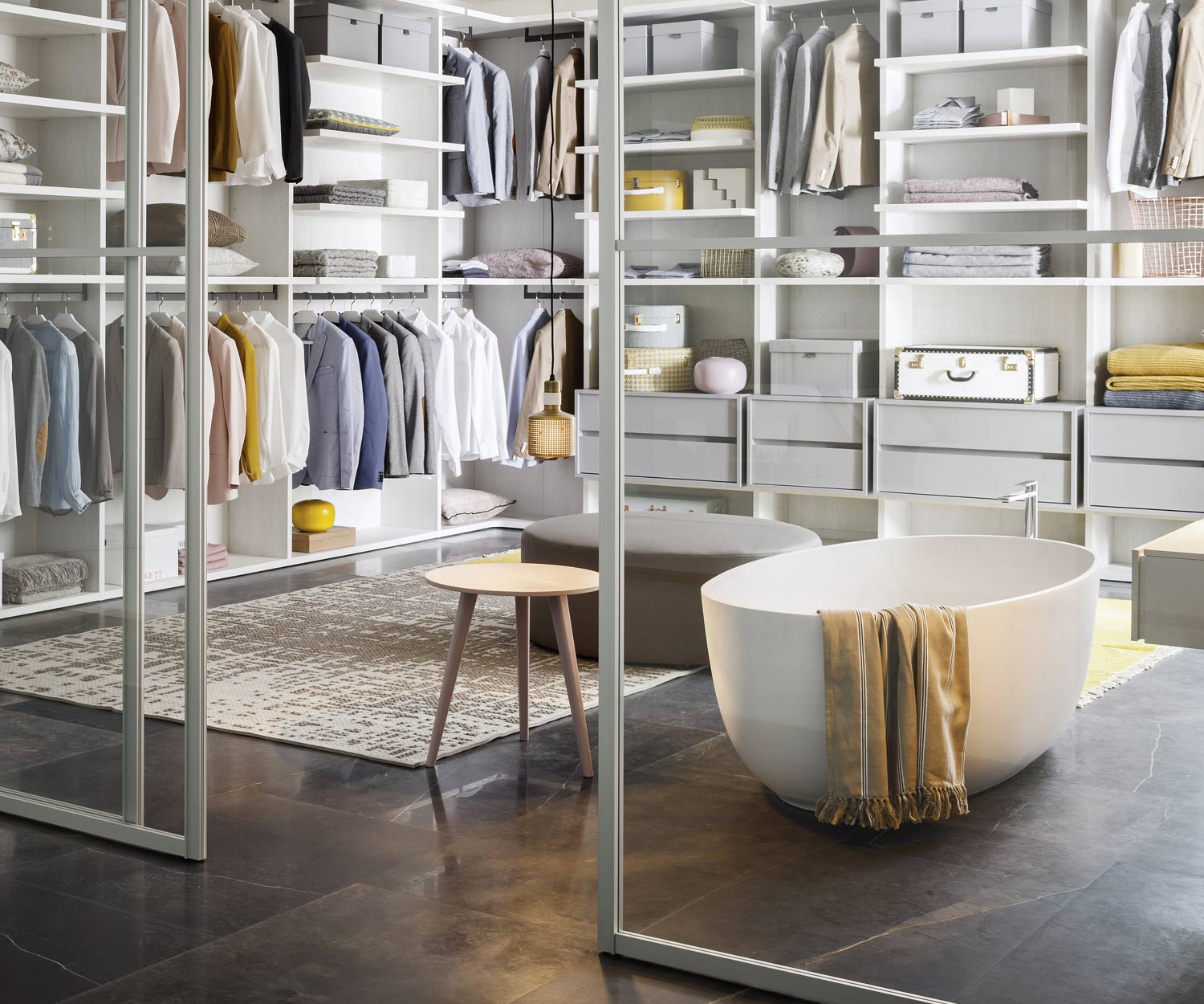 In Wei&szlig; gehaltenes begehbares Ankleidezimmer im italienischen Design mit Glast&uuml;ren abtrennbar