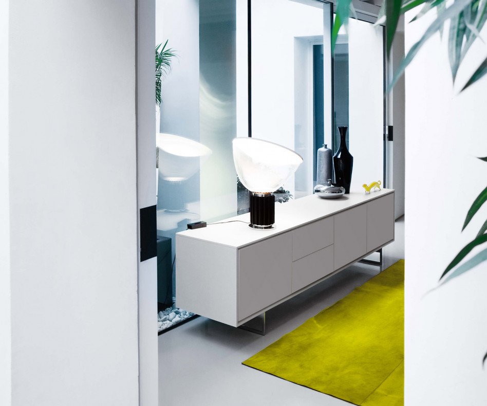 Modernes Design Sideboard auf verchromten Standfüßen im Wohnzimmer Modernes Design Sideboard auf verchromten Standfüßen im Wohnzimmer