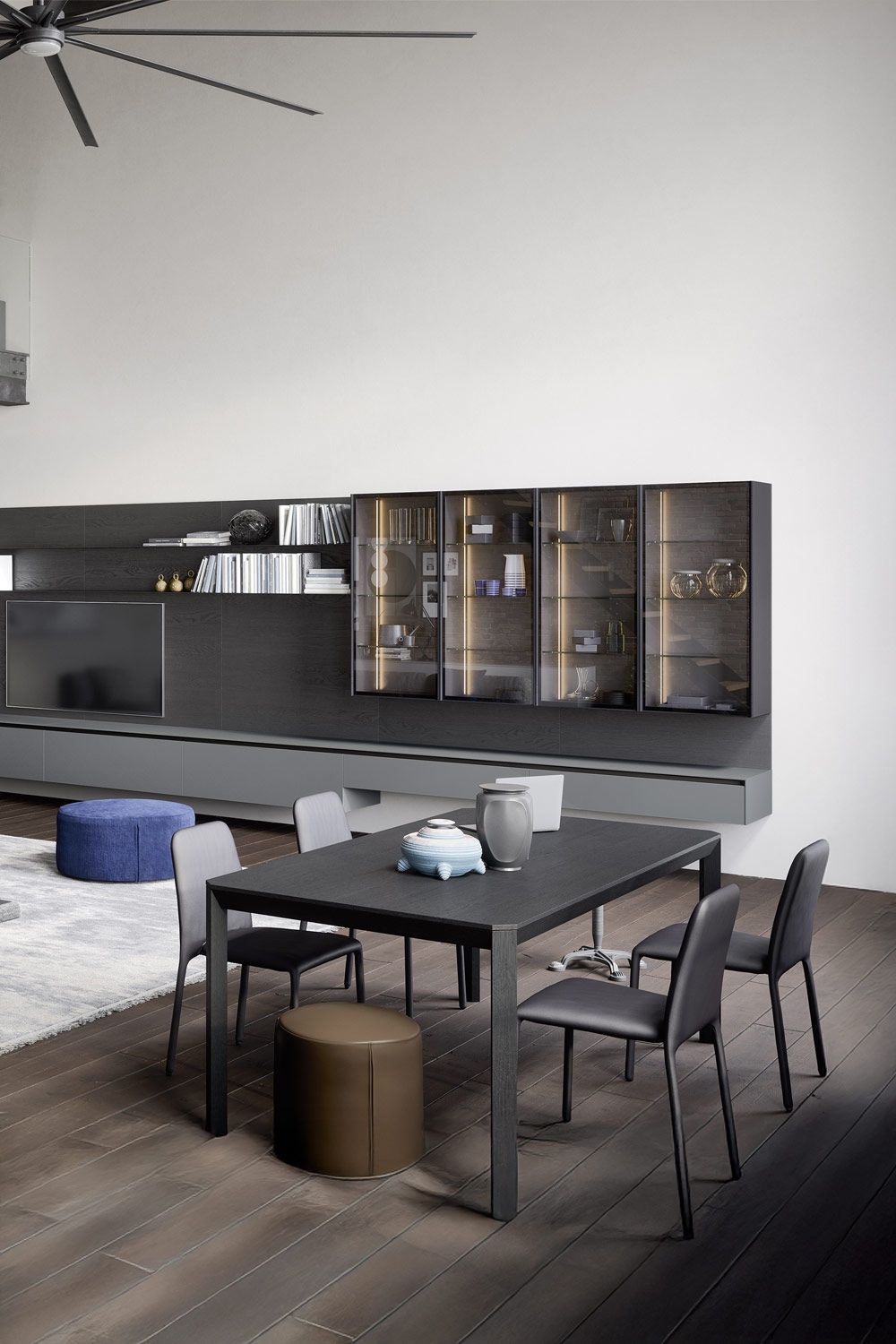 modernes-wohnzimmer-mit-haengevitrine-und-stilistisch-abgestimmter-esstischgruppe