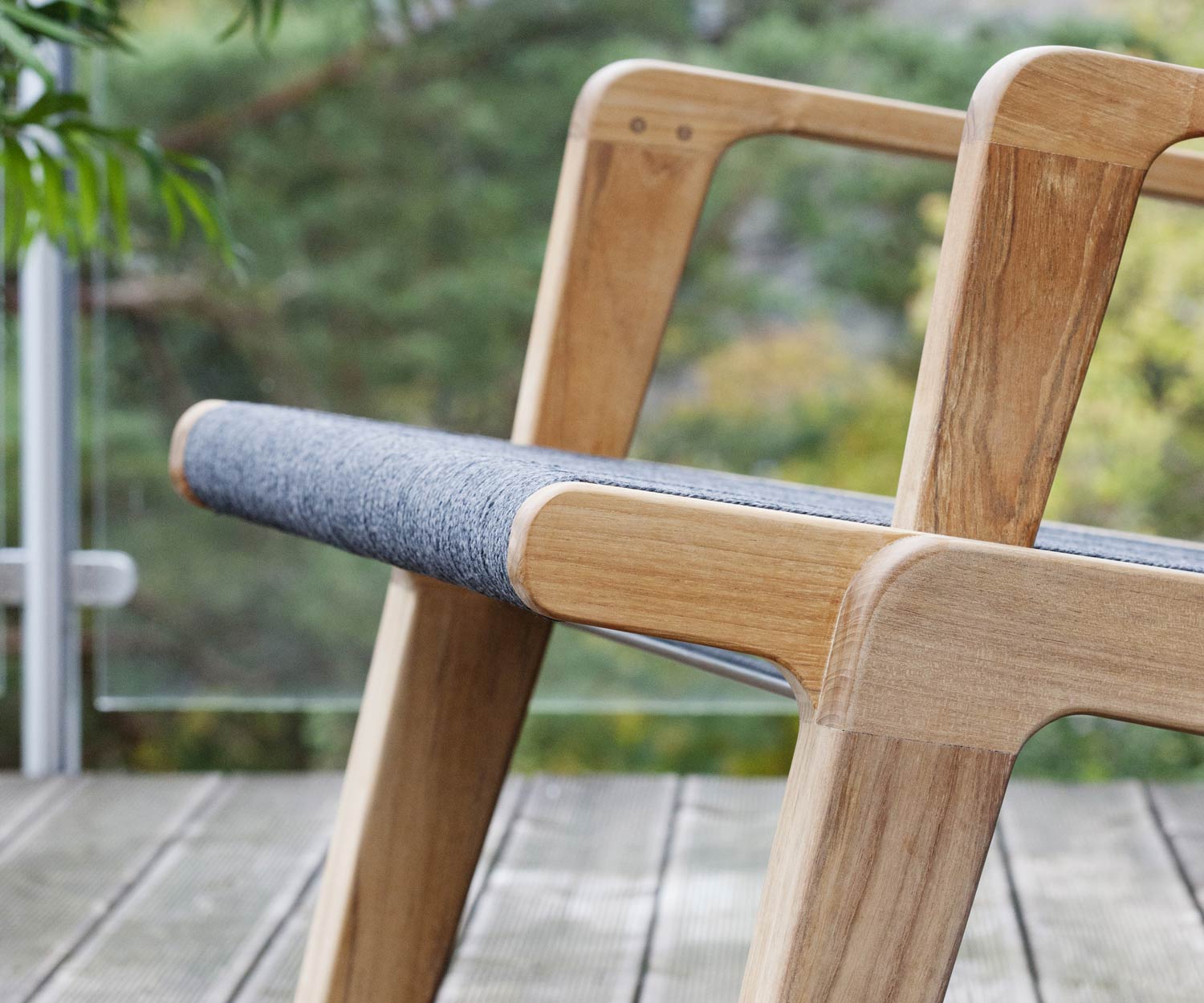 Oasiq Skagen Design Liegestuhl aus Teak mit Seilbespannung in Grau und Hocker Oasiq Skagen Design Liegestuhl aus Teak mit Seilbespannung in Grau und Hocker
