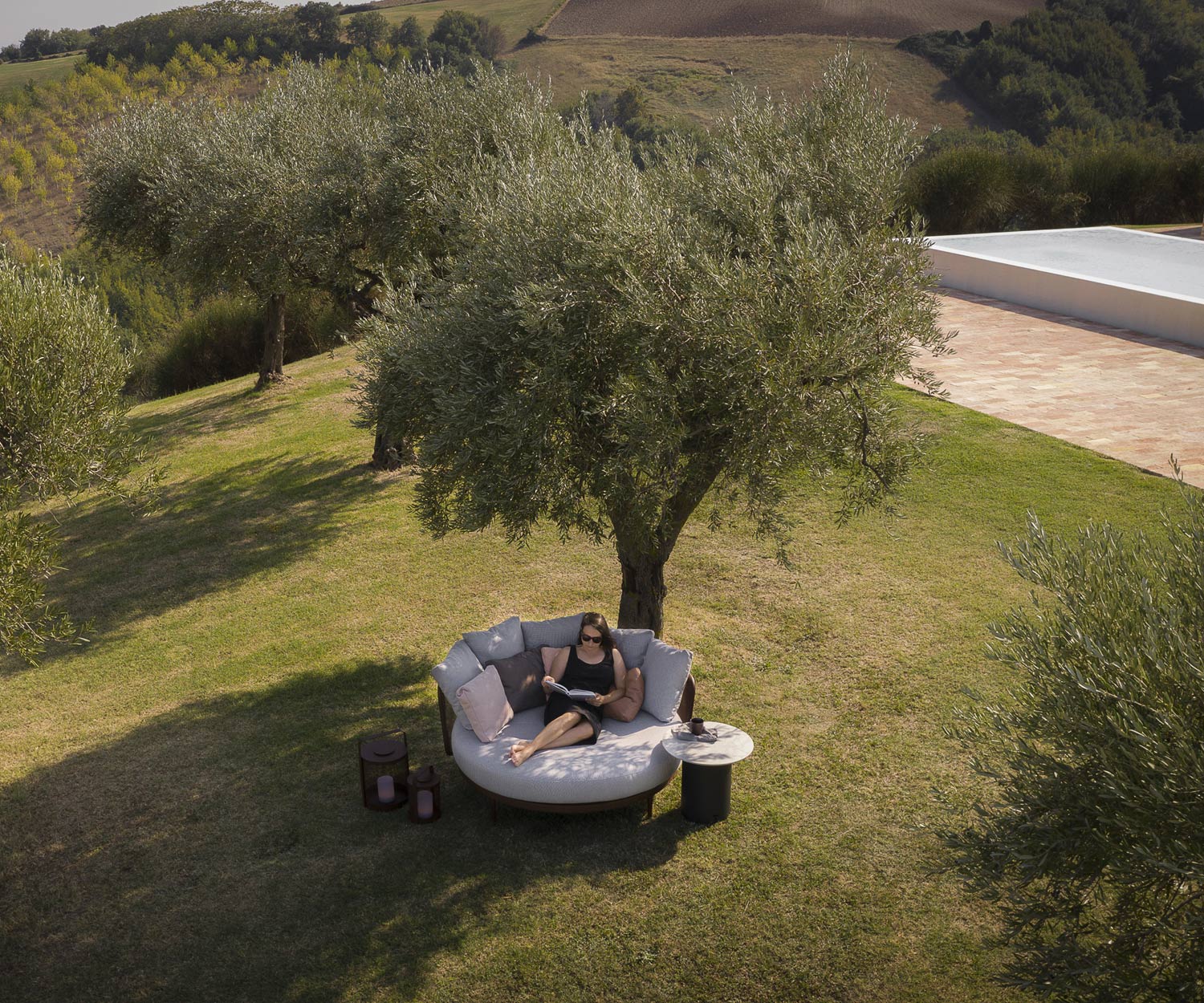 Schattiges Todus Baza Round Design Garten Daybed unter Baum