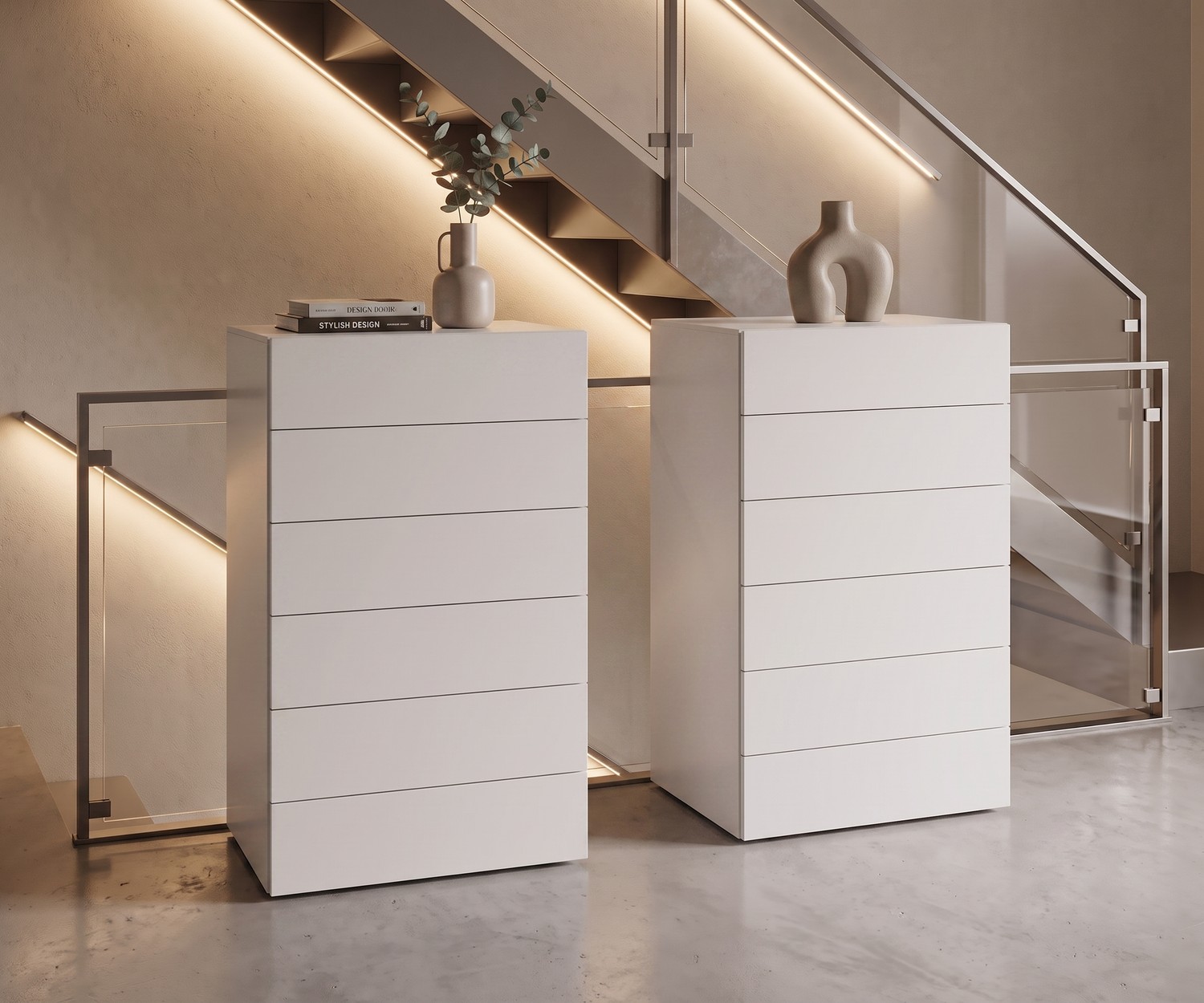 Hochkommode Easy von Novamobili im Flur. Weiße Kommode mit 6 grifflosen Schubladen im modernen Design neben einer Treppe.