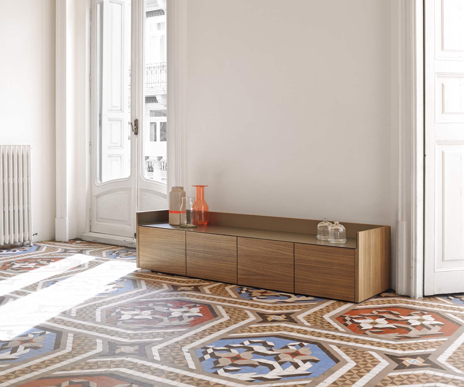 Hochwertiges Design Sideboard mit Walnuss Furnier auf niedrigen Füßen stehend Hochwertiges Design Sideboard mit Walnuss Furnier auf niedrigen Füßen stehend