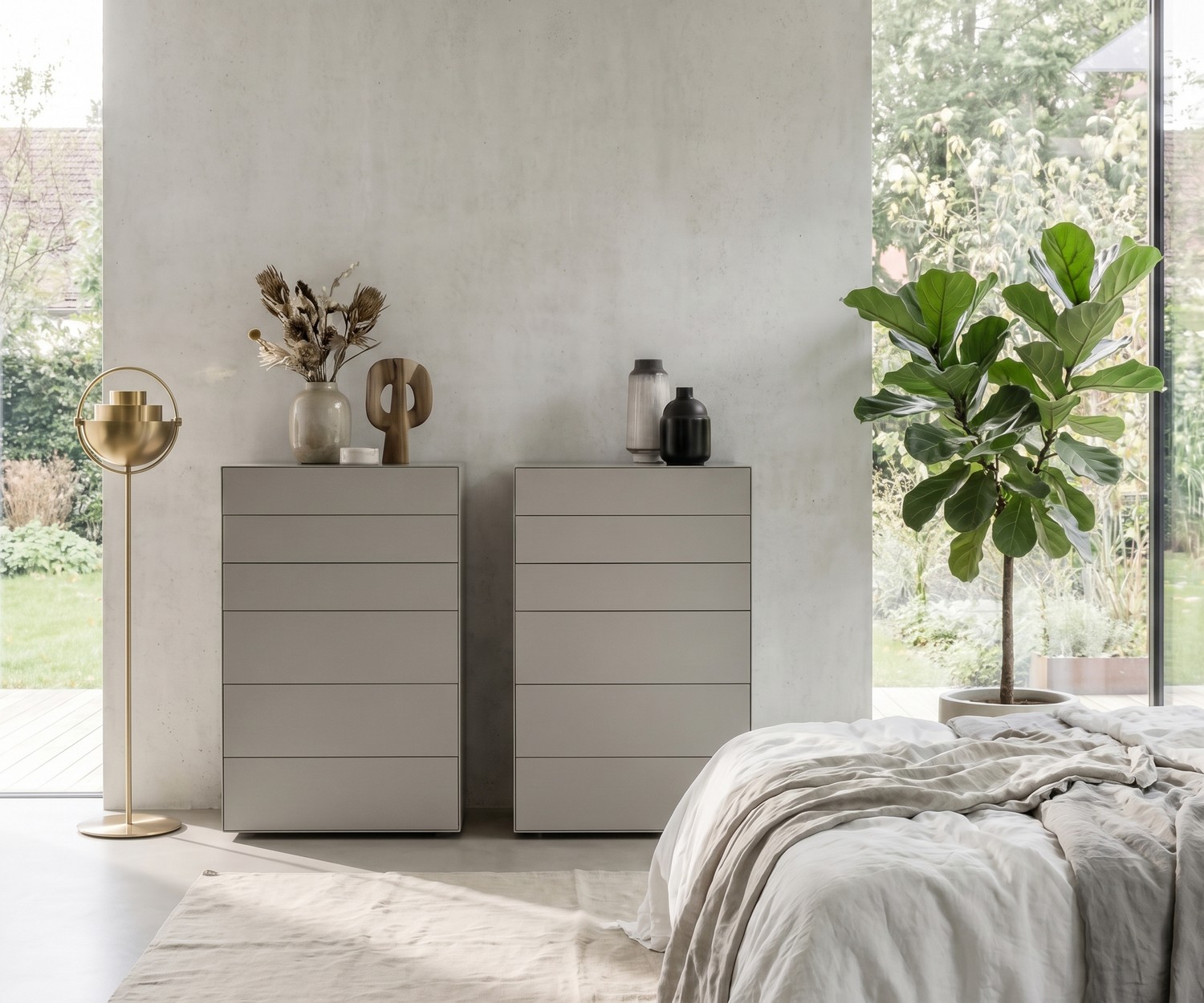 Livitalia Ecletto Hochkommode im Schlafzimmer, hellgraue Design-Kommode mit grifflosen Schubladen für viel Stauraum.